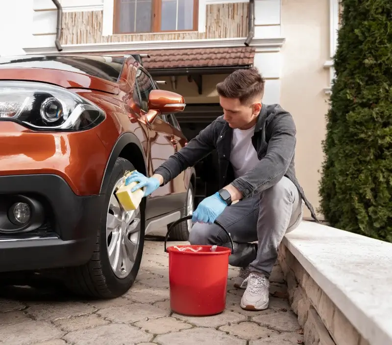 Lavage auto à domicile Ploumagoar : professionnel intervenant sur un véhicule